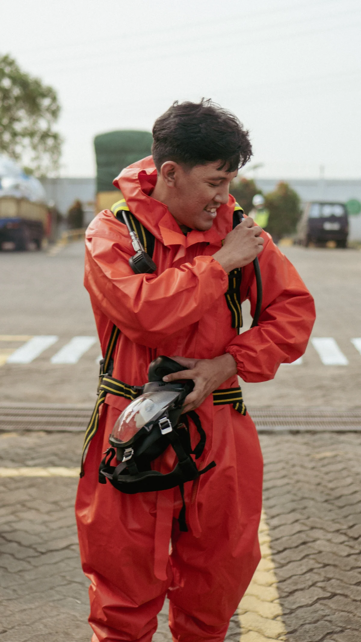 Pelatihan Penggunaan Baju Pelindung Kimia dan SCBA untuk Kesiapsiagaan Darurat B3 di PT. Adil Makmur Fajar