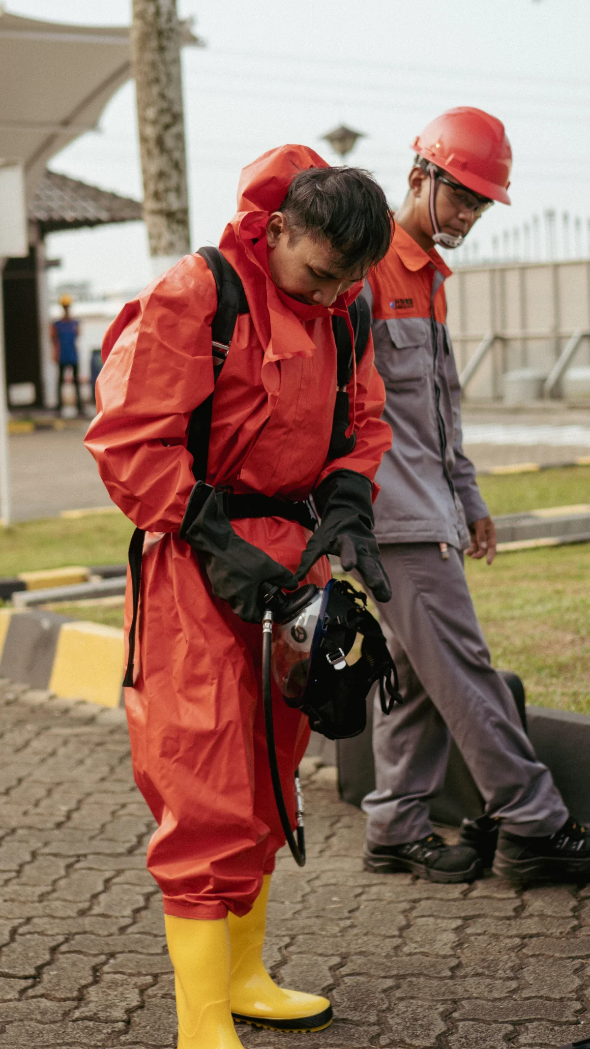 Pelatihan Penggunaan Baju Pelindung Kimia dan SCBA untuk Kesiapsiagaan Darurat B3 di PT. Adil Makmur Fajar